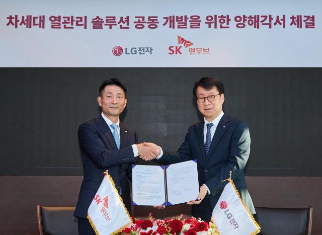  LG전자가 글로벌 냉매 규제 강화와 고효율 냉각 수요 확대에 대응해 SK엔무브와 AI 데이터센터를 비롯한 다양한 산업을 위한 차세대 열관리 기술 협력에 나선다 사진은 21일 진행된 가전·상업·산업용 신규 냉매 냉동기유 및 액침냉각 기술 공동 선행 개발 업무협약식에 참여한 SK엔무브 김원기 사장왼쪽과 LG전자 ES사업본부장 이재성 사장 사진LG전자
