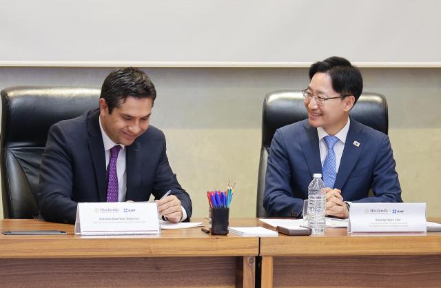22일 멕시코시티에서 열린 제1차 한·멕시코 국세청장 회의에서 임광현 국세청장오른쪽이 안토니오 마르티네스 다그니뇨 멕시코 국세청장과 대화하고 있다사진국세청