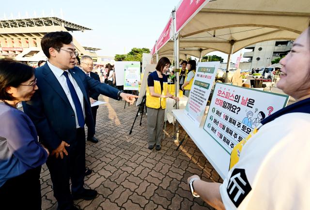 박찬대 인천광역시장이 22일 SSG랜더스필드에서 열린 제19회 치매극복의 날 기념식에 앞서 홍보부스를 둘러보고 있다 사진인천시