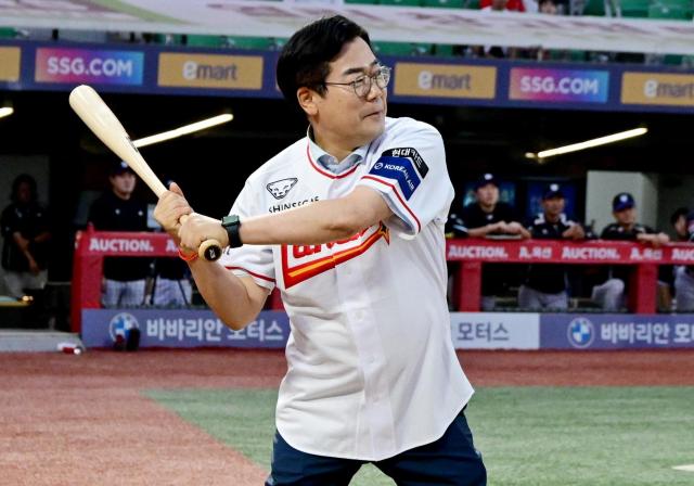 박찬대 인천광역시장이 22일 SSG랜더스필드에서 열린 제19회 치매극복의 날 기념행사에서 시타를 하고 있다 사진인천시