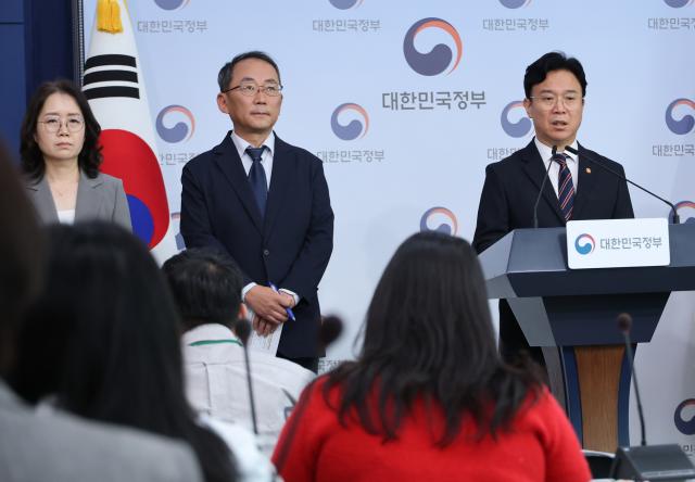김영훈 고용노동부 장관이 지난 15일 서울 종로구 정부서울청사에서 메가특구 특별법 관련 사회적 대화 제안 브리핑을 하고 있다 사진연합뉴스