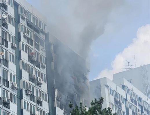 حريق في عمارة سكنية بمنطقة سيوسيو بقنطقة كانغنام بسيول… استنشاق بعض السكان للدخان