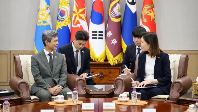 Kang Shin-chul recibe a la embajadora de Estados Unidos Michelle Steel para discutir la transferencia del mando en tiempo de guerra y el aeropuerto militar de Gwangju