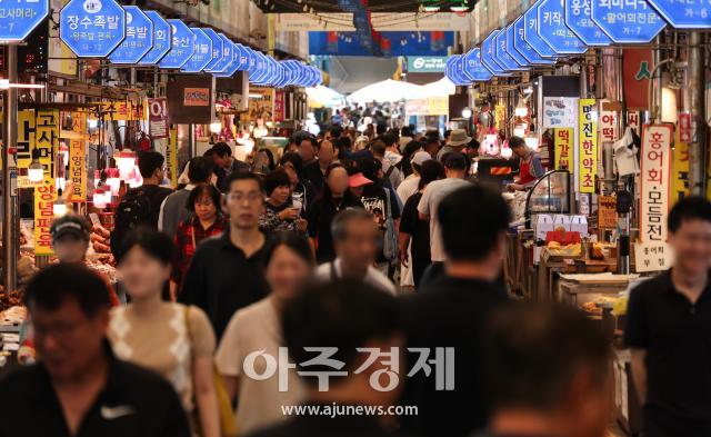 Mercados tradicionales repletos de compradores a un día de la festividad de Chuseok