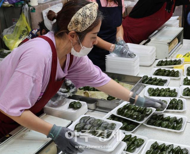 Vendedores preparan songpyeon masivamente en mercado de Seúl ante la llegada del Chuseok