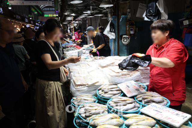 Mercado de Cheongnyangni abarrotado de ciudadanos un día antes del puente de Chuseok