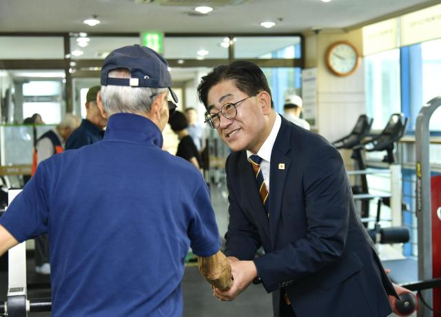 이기형 시장이 추석 전 행보로 23일 관내 복지시설 등을 방문해 안부를 살피고 있다 사진김포시