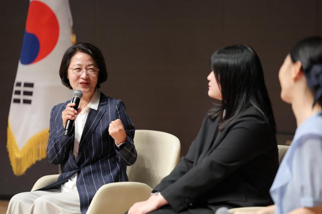 추미애 경기도지사는 23일 도청에서 열린 ‘2026 하반기 신규 공직자 임용장 수여식’에서 신규 공직자 75명에게 임용장을 수여하며 공직 첫 출발을 축하했다 사진경기도