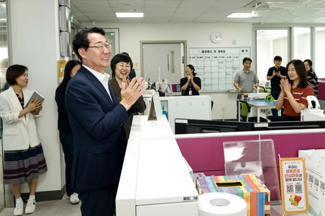 정명근 화성특례시장이 23일 화성시동탄노인복지관을 방문해 종사자들과 추석 명절 인사를 나누고 있다 사진화성시