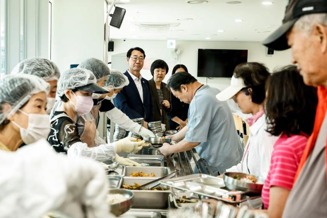 정명근 화성특례시장이 23일 화성시동탄노인복지관 경로식당을 찾아 어르신들의 식사 모습을 살펴보고 있다 사진화성시