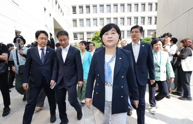 한병도 더불어민주당 원내대표 국회 법제사법위원회 서영교 위원장 등이 23일 조희대 대법원장 대법관 재제청 거부 관련 서울 서초구 대법원을 항의 방문하고 있다사진연합뉴스