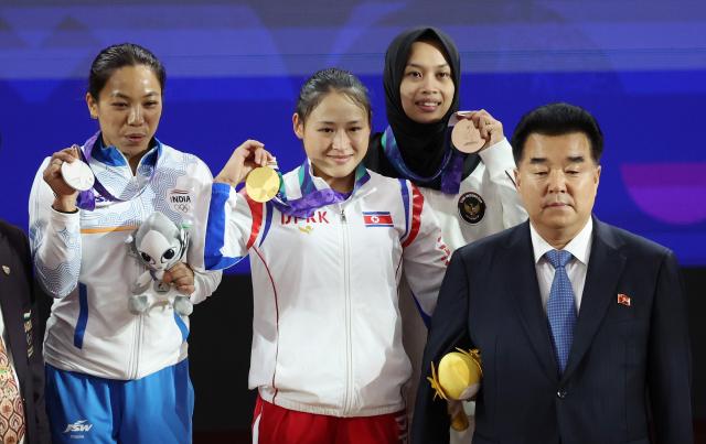 Ri Song-gum gana el oro en levantamiento de pesas femenino y logra primer medalla de oro de Corea del Norte en Aichi-Nagoya