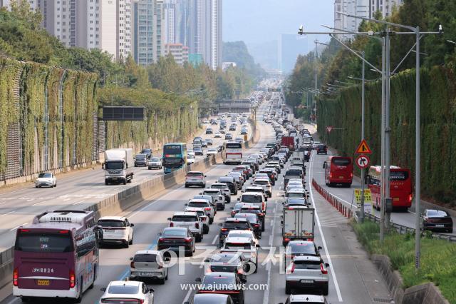 Caravana de regreso masivo un día antes del feriado de Chuseok causa congestión en autopistas
