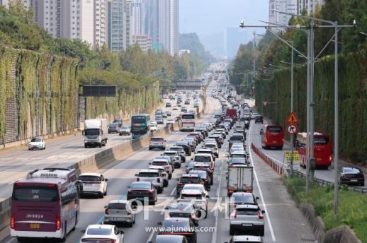 ازدحام المركبات على طريق جيونغبو السريع قبل عطلة تشوسيوك بيوم واحد