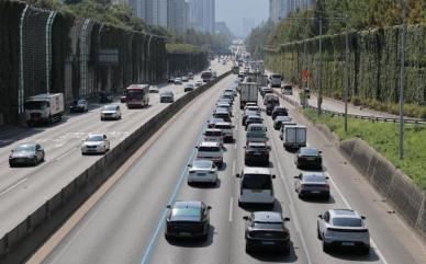 연휴 시작 전부터 귀성길 정체…서울→부산 최대 7시간30분