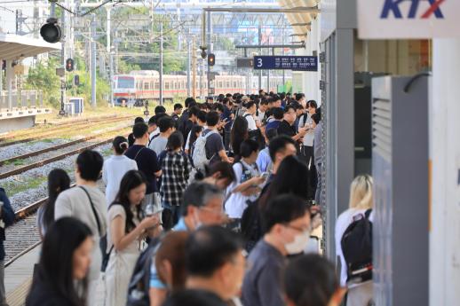 Chuseok travelers hit roads early as shorter holiday brings heavy traffic