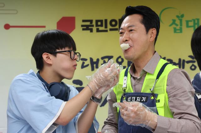 장동혁 국민의힘 대표가 23일 경기 의정부시 청소년비전센터 십대지기에서 열린 추석 맞이 청년레드윙 봉사활동에서 학생 자원봉사자 당직자들과 함께 만든 송편을 맛보고 있다 사진연합뉴스
