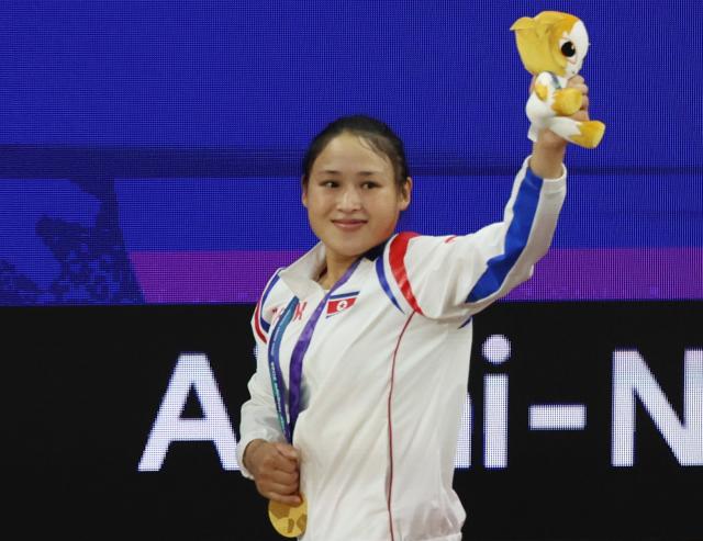 23일 일본 나고야 중소기업진흥회관에서 열린 2026 아이치·나고야 아시안게임 역도 여자 49㎏ 결승에서 금메달을 획득한 북한 리성금이 시상식을 마치고 인사하며 이동하고 있다 사진연합뉴스
