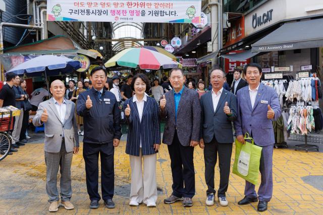 23일 오후 구리전통시장에서 추미애 경기도지사 신동화 구리시장 이충환 경기도상인연합회장 및 관계자들이 기념촬영을 하고 있다 사진경기도