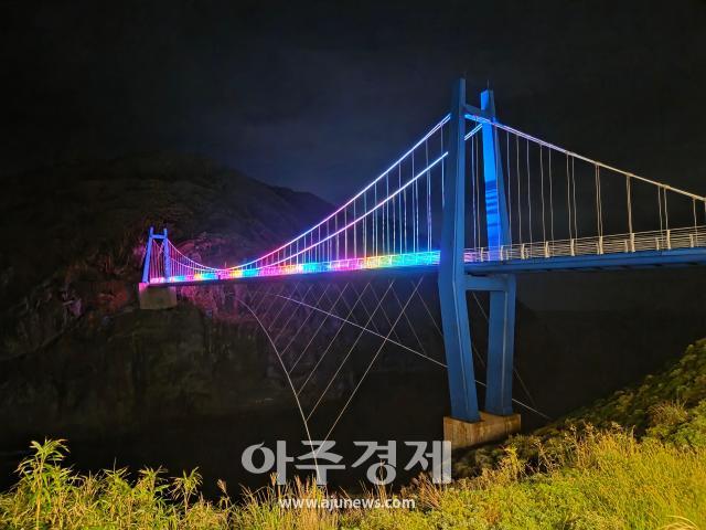 La isla de Gwaneum en Ulleung brilla con iluminación multicolor durante las noches de otoño
