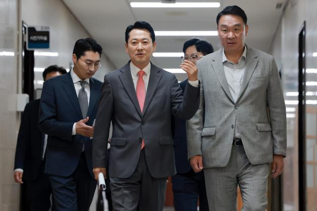 국민의힘 장동혁 대표가 23일 국회에서 여권의 재제청 요구를 거부한 조희대 대법원장에 대한 공세 비무장지대DMZ 내 지뢰 추정 폭발 사고 등 현안과 관련해 입장을 밝히기 위해 기자회견이 열리는 회의실로 향하고 있다사진연합뉴스