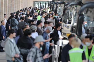 추석 연휴 첫날 귀성길 짙은 안개…서울→부산 최대 10시간 30분