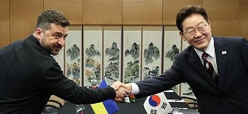 젤렌스키 러시아 전쟁 중 생포한 북한군 2명 한국 보냈다