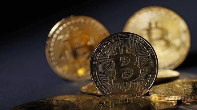أسعار العملات الرقمية تنخفض في أول أيام العطلة الرسمية… البيتكوين ينزل 2.6% والإيثيريوم 2.5%