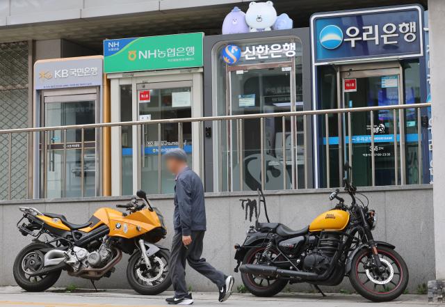 3대 중반 넘긴 시중은행 예금 금리
    서울연합뉴스 박동주 기자  주요 시중은행이 정기예금 금리를 높이며 고객 유치에 열을 올리고 있다 바야흐로 고금리 시대의 도래를 시사하는 은행권 자금 흐름에 관심이 쏠린다 
    사진은 13일 서울시내 현금인출기 2026913
    pdj6635ynacokr2026-09-13 141814
저작권자 ⓒ ㈜연합뉴스 무단 전재 재배포 금지 AI 학습 및 활용 금지저작권자 ⓒ ㈜연합뉴스 무단 전재 재배포 금지 AI 학습 및 활용 금지