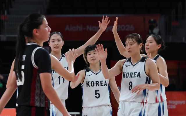 24일 일본 나고야 아이치 인터내셔널 아레나에서 열린 2026 아이치·나고야 아시안게임 여자 농구 한국과 인도네시아의 8강전에서 101-59로 승리한 한국 선수들이 기뻐하고 있다 사진연합뉴스