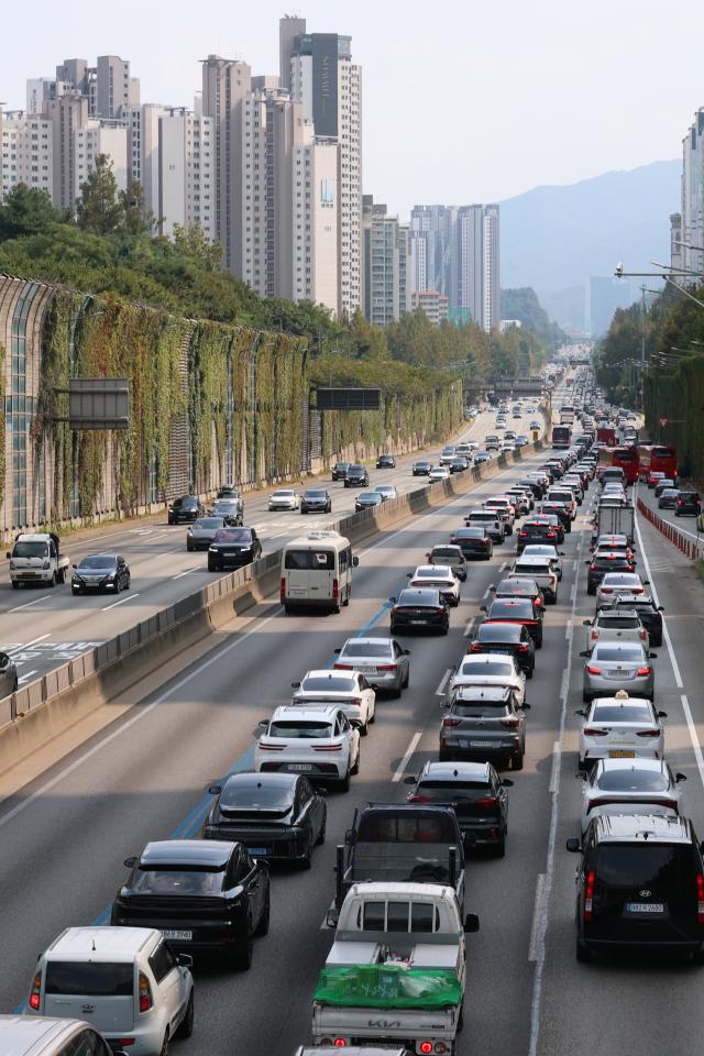 Traffic backs up on the southbound lanes of the Gyeongbu Expressway near Jamwon Interchange in Seocho District southern Seoul on Sept 23 a day before the Chuseok holiday 2026923 Photo by Aju Business Daily Yoo Dae-gil dbeorlf123ajunewscom