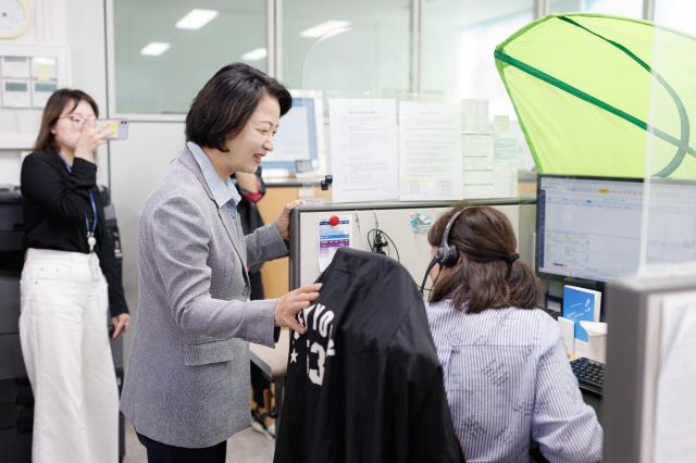 추미애 경기도지사가 추석 연휴 첫날인 24일 경기도청사와 소방재난본부 지구대 등을 방문해 비상근무자들을 격려하며 차질없는 대응을 당부했다 사진경기도