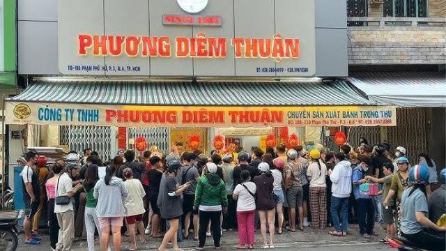 La guerra de pasteles de luna golpea Vietnam: colas de 2 horas y compras por encargo en tiendas con 70 años de trayectoria