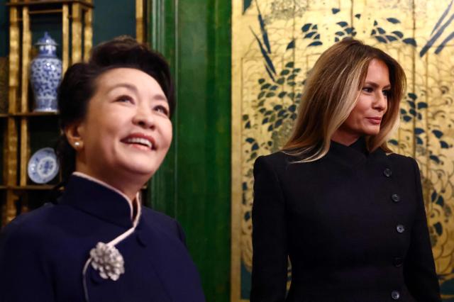 Peng Liyuan, vestida con qipao, se reúne con Melania y admiran cerámica china en Washington tras 9 años