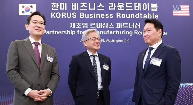 이재용 삼성전자 회장과 최태원 대한상공회의소 회장 겸 SK그룹 회장이 작년 8월 25일현지시간 미국 워싱턴DC 윌라드 호텔에서 열린 한미 비즈니스 라운드 테이블 리셉션에서 젠슨 황 엔비디아 최고경영자CEO와 대화하고 있는 모습 사진연합뉴스