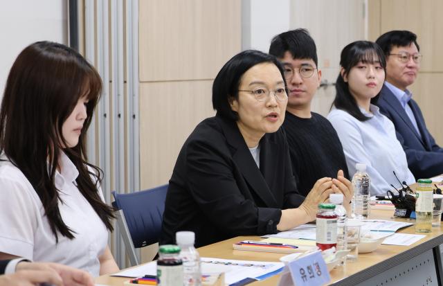 한성숙 국무총리가 행복기숙사를 방문해 원룸 및 기숙사 거주 청년들과 간담회를 하고 있다 사진연합뉴스