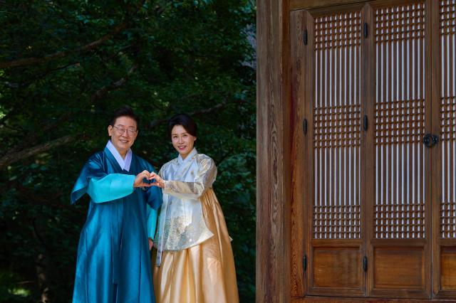 El Presidente Lee Jae-myung y su esposa ofrecen saludos de Chuseok en traje tradicional coreano