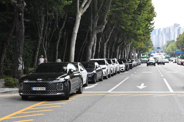Cars are lined up around the Gangnam district surrounding Eunma APT in order to visit the Eunma Market on Sept 25 AJP Joonha Yoo
