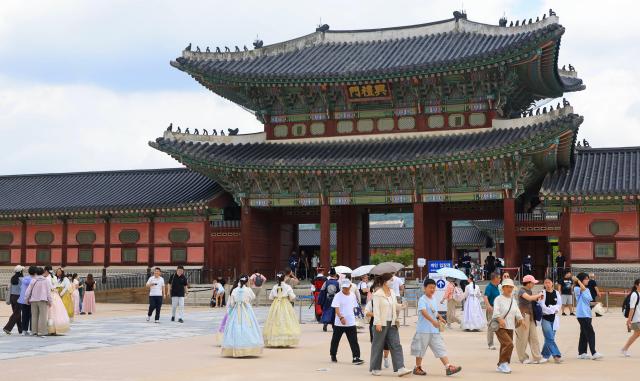 Foreign visitors drive record crowds at Seoul palaces