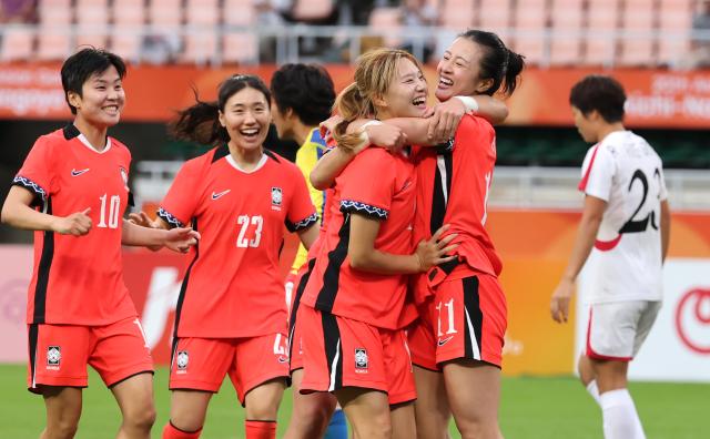 지난 21일 일본 시즈오카현 후쿠로이의 시즈오카 스타디움 에코파에서 열린 2026 아이치·나고야 아시안게임 여자 축구 조별리그 대한민국과 북한의 경기 한국 윤수정이 동점골을 넣고 팀 동료들과 환호하고 있다 사진연합뉴스