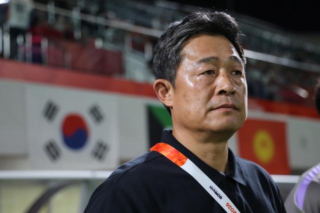 지난 22일 일본 나고야 미즈호공원 럭비경기장에서 열린 2026 아이치·나고야 아시안게임 남자 축구 조별리그 2차전 한국과 사우디아라비아의 경기에사 이민성 대표팀 감독이 선수들을 지켜보고 있다 사진연합뉴스