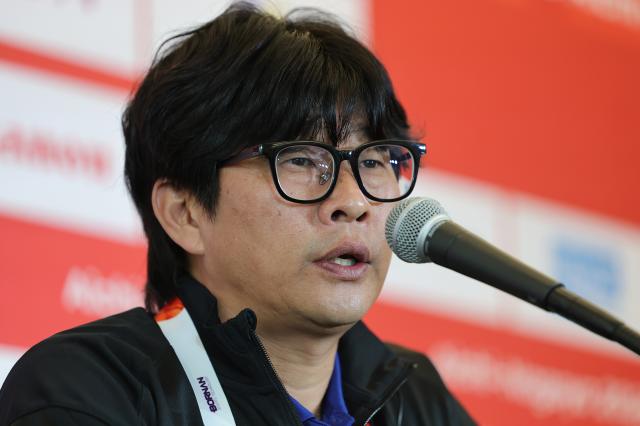 2026 아이치·나고야 아시안게임 여자 축구 대표팀 신상우 감독이 미얀마와의 조별리그 1차전을 하루 앞둔 지난 13일 일본 오사카 얀마 스타디움 나가이에서 열린 기자회견에서 발언하고 있다 사진연합뉴스