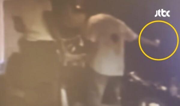 빅뱅 출신 승리가 특수폭행 혐의로 피소된 가운데 당시 상황이 담긴 CCTV가 공개됐다 사진JTBC 사건반장 캡처