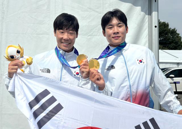 Cho Gwang-hee y Kim Hyo-bin exhiben sus medallas de oro tras ganar la final de canotaje sprint K2 500 metros masculina en los Juegos Asiáticos de Aichi y Nagoya 2026, celebrada el 25 de septiembre en el circuito de Miyoshi Lake, prefectura de Aichi. [Foto=Yonhapnews]