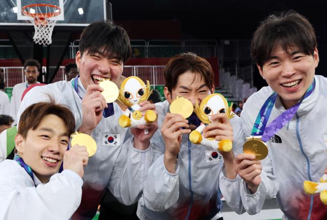 Atletas del equipo de baloncesto 3x3 masculino de Corea del Sur sostienen sus medallas de oro durante la ceremonia de premiación de los Juegos Asiáticos de Aichi y Nagoya 2026, celebrada el 25 de septiembre en la plaza de la estación Ginzaafuto de Nagoya. [Foto=Yonhapnews]