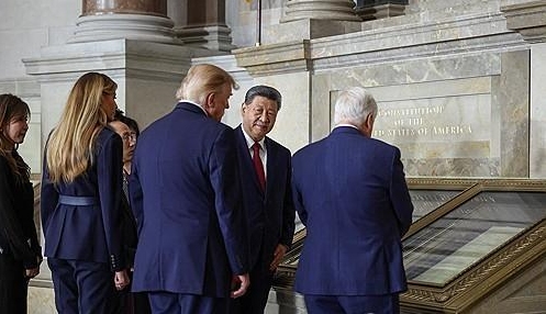 미국 워싱턴DC 국립문서기록관리청에서 미국 헌법 원본을 관람하는 미중 정상 부부사진로이터 연합뉴스