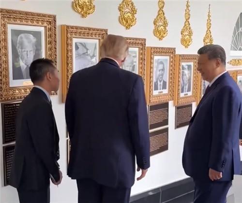 미국 백악관에서 바이든 오토펜 액자 바라보며 웃는 시진핑 중국 국가주석 사진백악관 엑스X·옛 트위터 계정 갈무리