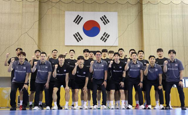핸드볼 남자 국가대표 선수들이 9일 충북 진천군 진천국가대표선수촌에서 열린 2026 아이치·나고야 아시안게임 핸드볼대표팀 미디어데이에서 공개 훈련 전 기념 촬영하고 있다 사진연합뉴스