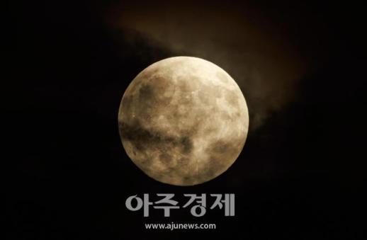 La luna llena asoma entre las nubes durante el puente de Chuseok en Seúl