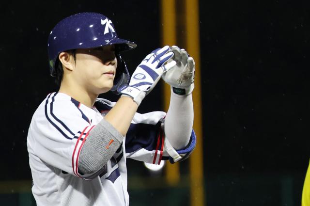 26일 일본 아이치현 도요하시 시민구장에서 열린 2026 아이치·나고야 아시안게임 야구 슈퍼라운드 대한민국과 중국의 경기 7말 무사 1루에서 대한민국 박준순이 1타점 적시 3루타를 날리고 세리머니하고 있다 사진연합뉴스
